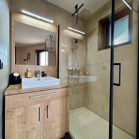 Apartment Homency - L'expression E22 *